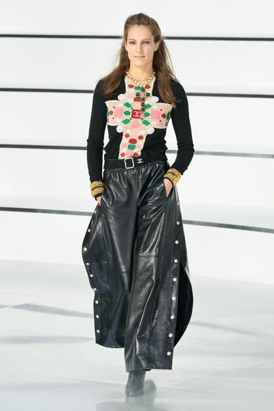 Look 16